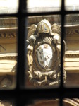 SX07877 Coat of arms through window of Bodleian library Oxford.jpg